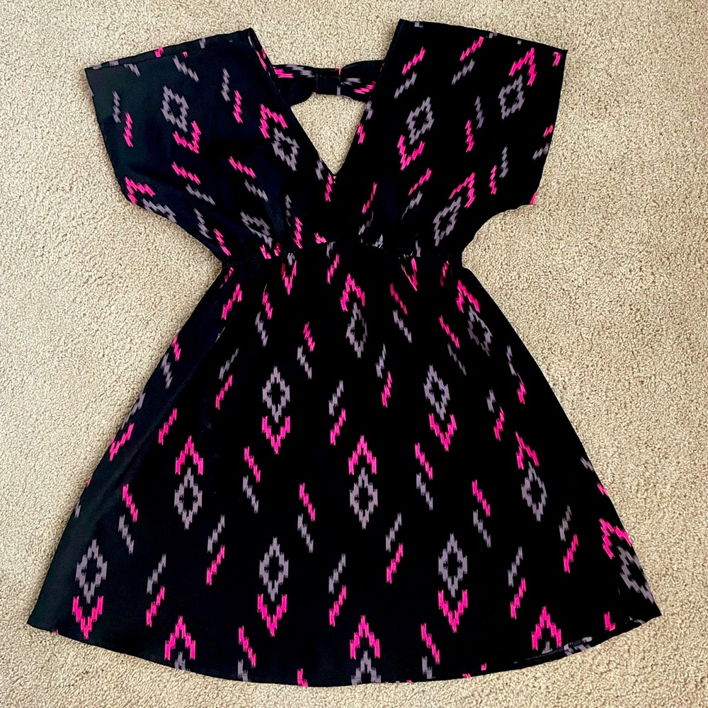 Cute women’s size small dress. Cute back bow.